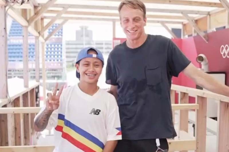 Tony Hawk and Philippine Olympian Margielyn Didal (L) (Photo / Retrieved from Didal's Instagram)